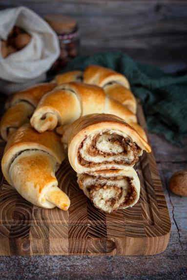 Zdjęcie - Rogale z orzechowym nadzieniem - Przepisy kulinarne ze zdjęciami