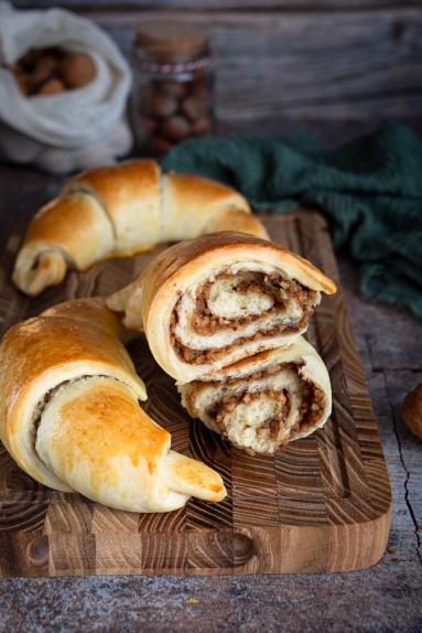 Zdjęcie - Rogale z orzechowym nadzieniem - Przepisy kulinarne ze zdjęciami