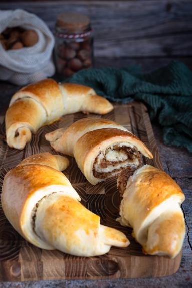 Zdjęcie: Rogale z orzechowym nadzieniem Zdjęcie - Rogale z orzechowym nadzieniem - Przepisy kulinarne ze zdjęciami