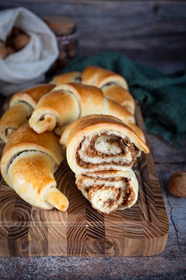 Zdjęcie - Rogale z orzechowym nadzieniem - Przepisy kulinarne ze zdjęciami
