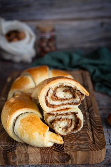 Zdjęcie - Rogale z orzechowym nadzieniem - Przepisy kulinarne ze zdjęciami
