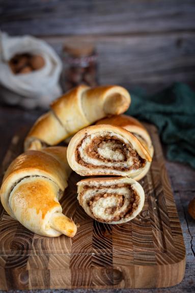 Zdjęcie - Rogale z orzechowym nadzieniem - Przepisy kulinarne ze zdjęciami