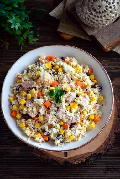 Zdjęcie - Sałatka z kuskusem i tuńczykiem - Przepisy kulinarne ze zdjęciami