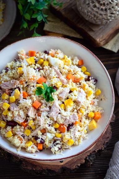 Zdjęcie - Sałatka z kuskusem i tuńczykiem - Przepisy kulinarne ze zdjęciami