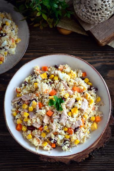 Zdjęcie - Sałatka z kuskusem i tuńczykiem - Przepisy kulinarne ze zdjęciami