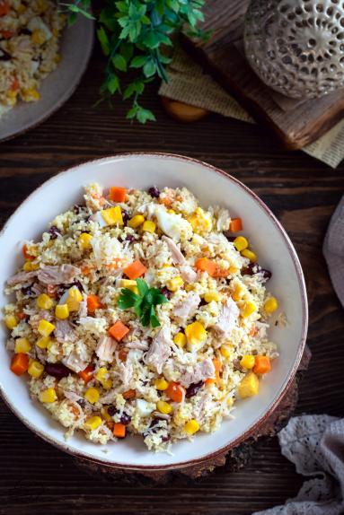 Zdjęcie - Sałatka z kuskusem i tuńczykiem - Przepisy kulinarne ze zdjęciami