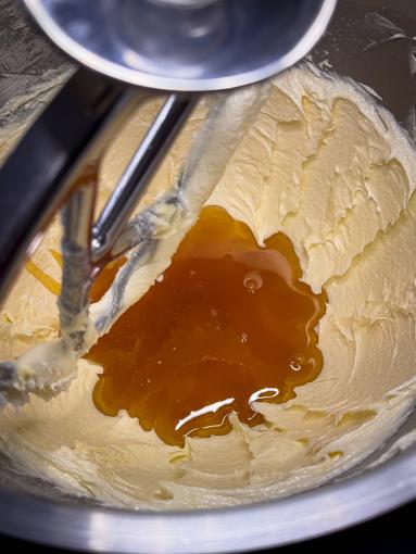 Zdjęcie - Miodowe z jabłkami i kremem chałwowym - Przepisy kulinarne ze zdjęciami