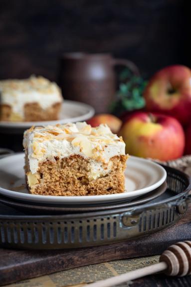 Zdjęcie - Miodowe z jabłkami i kremem chałwowym - Przepisy kulinarne ze zdjęciami