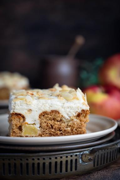 Zdjęcie - Miodowe z jabłkami i kremem chałwowym - Przepisy kulinarne ze zdjęciami