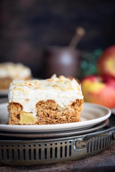 Zdjęcie - Miodowe z jabłkami i kremem chałwowym - Przepisy kulinarne ze zdjęciami