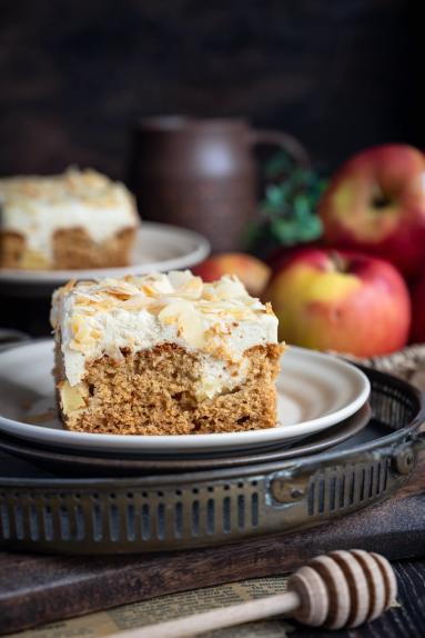 Zdjęcie - Miodowe z jabłkami i kremem chałwowym - Przepisy kulinarne ze zdjęciami