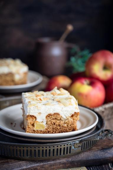 Zdjęcie - Miodowe z jabłkami i kremem chałwowym - Przepisy kulinarne ze zdjęciami