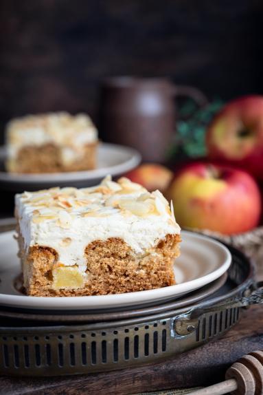Zdjęcie - Miodowe z jabłkami i kremem chałwowym - Przepisy kulinarne ze zdjęciami