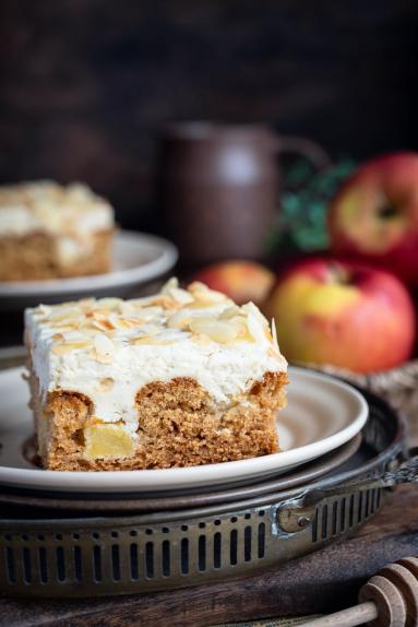 Zdjęcie - Miodowe z jabłkami i kremem chałwowym - Przepisy kulinarne ze zdjęciami
