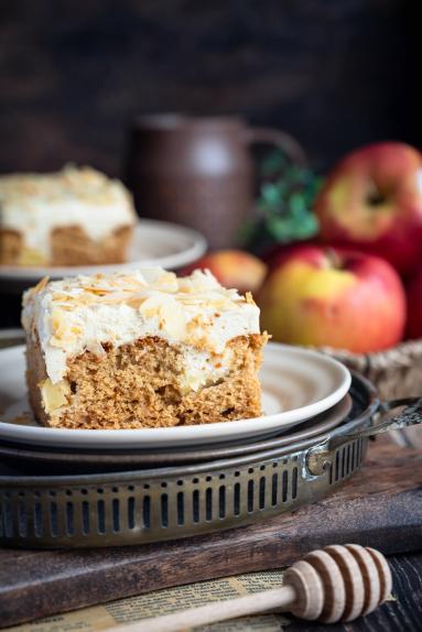 Zdjęcie - Miodowe z jabłkami i kremem chałwowym - Przepisy kulinarne ze zdjęciami