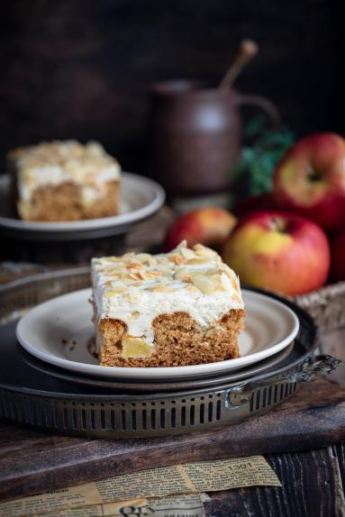 Zdjęcie - Miodowe z jabłkami i kremem chałwowym - Przepisy kulinarne ze zdjęciami