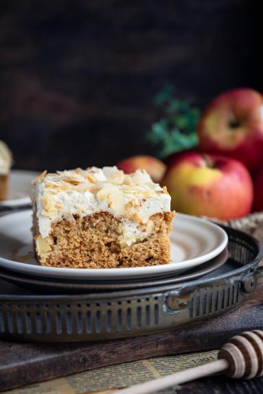 Zdjęcie - Miodowe z jabłkami i kremem chałwowym - Przepisy kulinarne ze zdjęciami