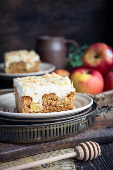 Zdjęcie - Miodowe z jabłkami i kremem chałwowym - Przepisy kulinarne ze zdjęciami