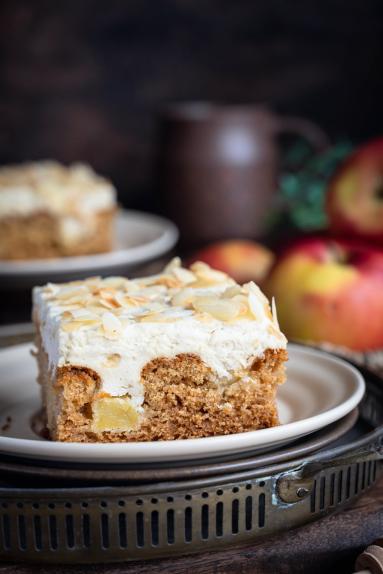 Zdjęcie - Miodowe z jabłkami i kremem chałwowym - Przepisy kulinarne ze zdjęciami