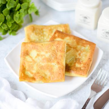 Zdjęcie - Naleśnikowe koperty z kurczakiem i pieczarkami - Przepisy kulinarne ze zdjęciami