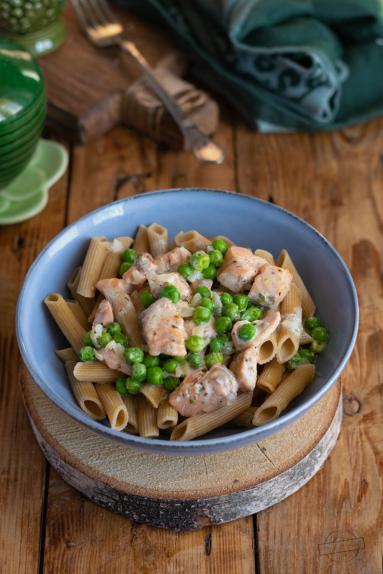 Zdjęcie: Makaron z łososiem i zielonym groszkiem Zdjęcie - Makaron z łososiem i zielonym groszkiem - Przepisy kulinarne ze zdjęciami