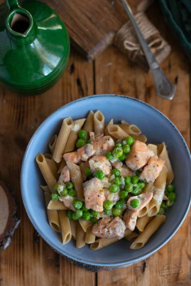 Zdjęcie - Makaron z łososiem i zielonym groszkiem - Przepisy kulinarne ze zdjęciami