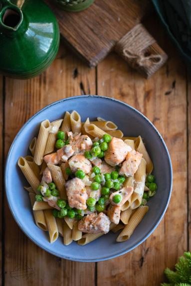 Zdjęcie: Makaron z łososiem i zielonym groszkiem Zdjęcie - Makaron z łososiem i zielonym groszkiem - Przepisy kulinarne ze zdjęciami
