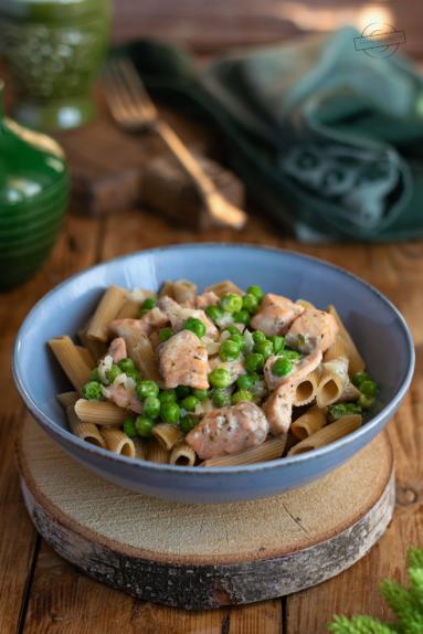 Zdjęcie - Makaron z łososiem i zielonym groszkiem - Przepisy kulinarne ze zdjęciami