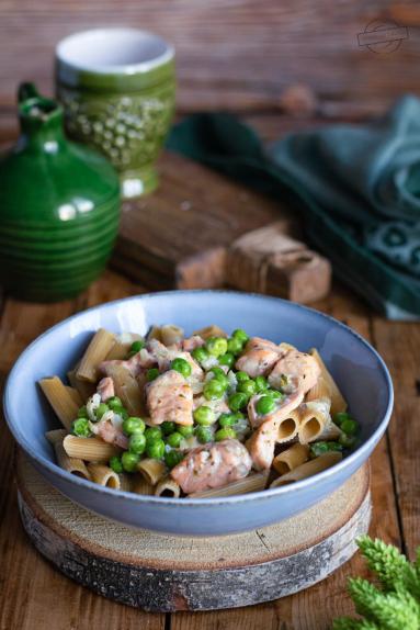 Zdjęcie - Makaron z łososiem i zielonym groszkiem - Przepisy kulinarne ze zdjęciami