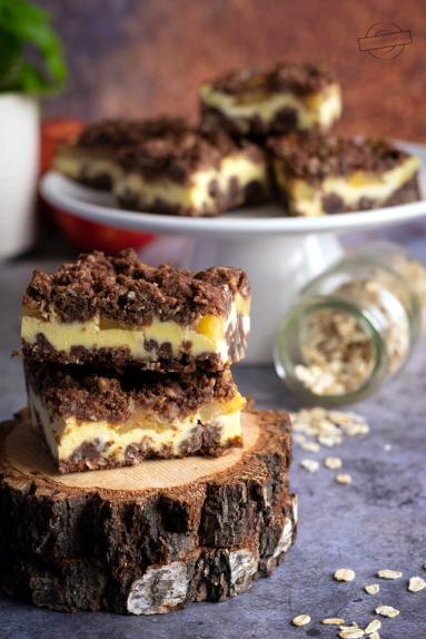 Zdjęcie - Sernik z jabłkami i kruszonką - Przepisy kulinarne ze zdjęciami