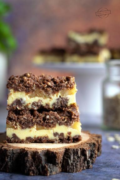 Zdjęcie - Sernik z jabłkami i kruszonką - Przepisy kulinarne ze zdjęciami