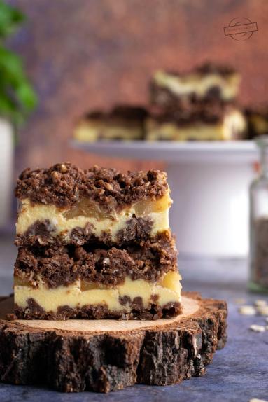 Zdjęcie - Sernik z jabłkami i kruszonką - Przepisy kulinarne ze zdjęciami