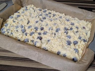 Zdjęcie: Ciasto jogurtowe z borówkami i kruszonką Zdjęcie - Ciasto jogurtowe z borówkami i kruszonką - Przepisy kulinarne ze zdjęciami