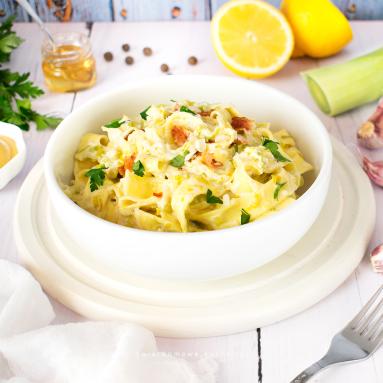 Zdjęcie - Makaron z karmelizowanym porem - Przepisy kulinarne ze zdjęciami