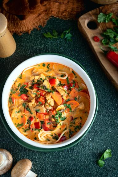 Zdjęcie - Zupa tajska z kurczakiem - Przepisy kulinarne ze zdjęciami