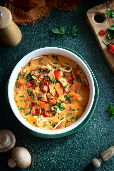 Zdjęcie - Zupa tajska z kurczakiem - Przepisy kulinarne ze zdjęciami