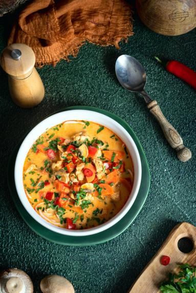 Zdjęcie - Zupa tajska z kurczakiem - Przepisy kulinarne ze zdjęciami