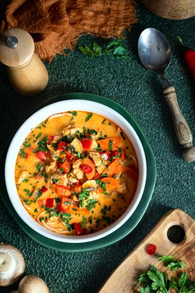 Zdjęcie - Zupa tajska z kurczakiem - Przepisy kulinarne ze zdjęciami