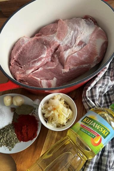 Zdjęcie - Pieczeń z karkówki na kapuście kiszonej - Przepisy kulinarne ze zdjęciami