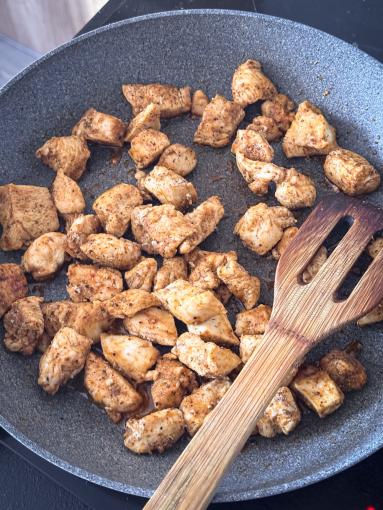 Zdjęcie - Sałatka z kurczakiem i marynowanymi pieczarkami - Przepisy kulinarne ze zdjęciami