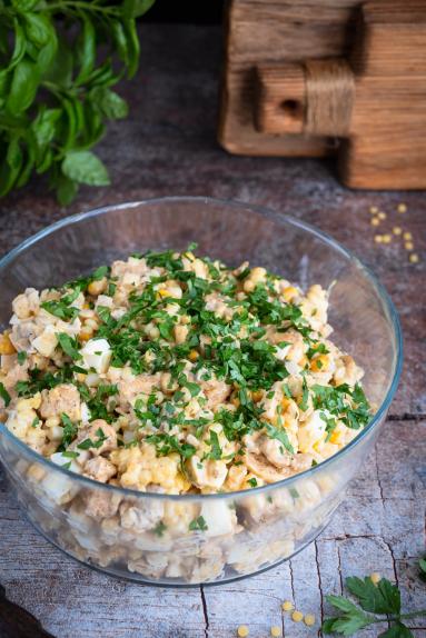 Zdjęcie - Sałatka z kurczakiem i marynowanymi pieczarkami - Przepisy kulinarne ze zdjęciami