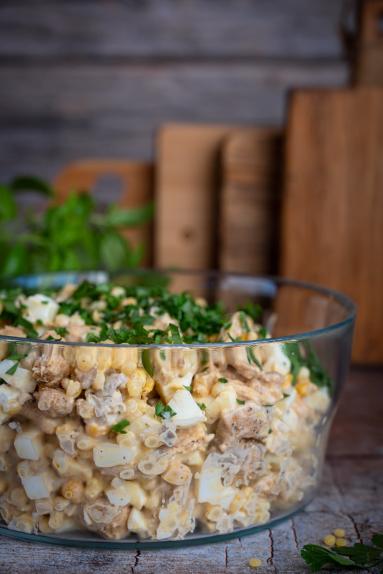 Zdjęcie - Sałatka z kurczakiem i marynowanymi pieczarkami - Przepisy kulinarne ze zdjęciami