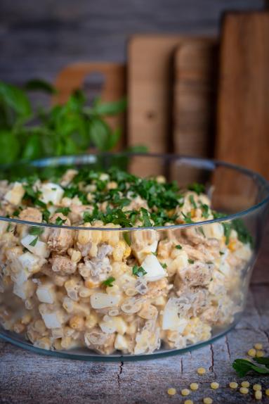 Zdjęcie - Sałatka z kurczakiem i marynowanymi pieczarkami - Przepisy kulinarne ze zdjęciami