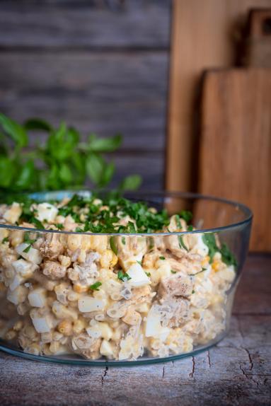 Zdjęcie - Sałatka z kurczakiem i marynowanymi pieczarkami - Przepisy kulinarne ze zdjęciami