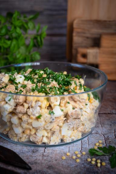 Zdjęcie - Sałatka z kurczakiem i marynowanymi pieczarkami - Przepisy kulinarne ze zdjęciami