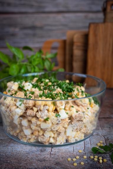 Zdjęcie - Sałatka z kurczakiem i marynowanymi pieczarkami - Przepisy kulinarne ze zdjęciami