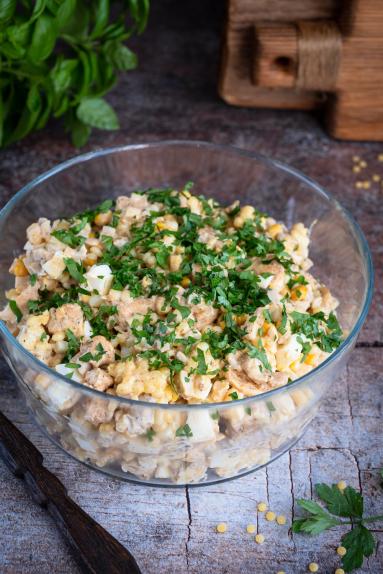 Zdjęcie - Sałatka z kurczakiem i marynowanymi pieczarkami - Przepisy kulinarne ze zdjęciami