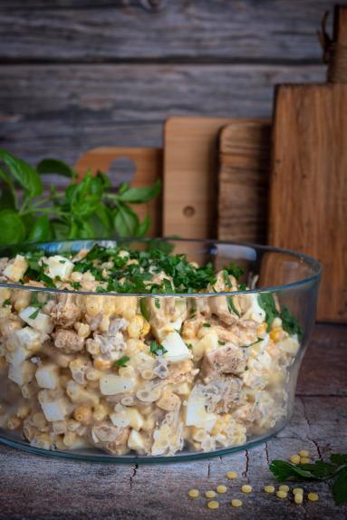 Zdjęcie - Sałatka z kurczakiem i marynowanymi pieczarkami - Przepisy kulinarne ze zdjęciami