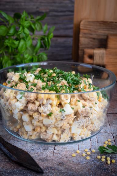 Zdjęcie - Sałatka z kurczakiem i marynowanymi pieczarkami - Przepisy kulinarne ze zdjęciami