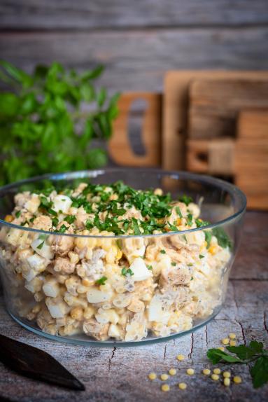 Zdjęcie - Sałatka z kurczakiem i marynowanymi pieczarkami - Przepisy kulinarne ze zdjęciami